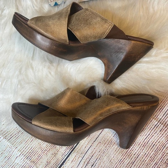 𝅺donald J. Pliner Wooden Wedge Slides Size 8 - Picture 3 of 4